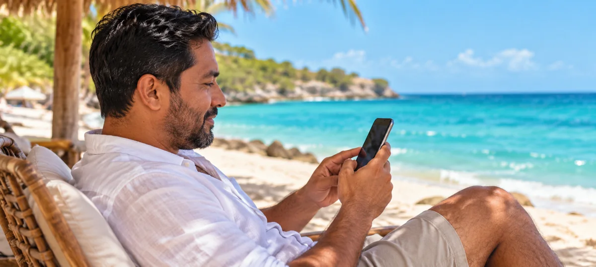 Una pareja conectada desde la playa